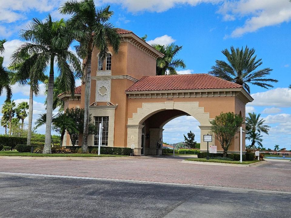 Active With Contract: $2,700 (2 beds, 2 baths, 1689 Square Feet)