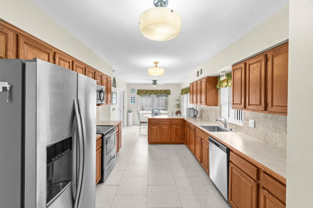 合同活跃: $3,200 (3 贝兹, 2 浴室, 2340 平方英尺)