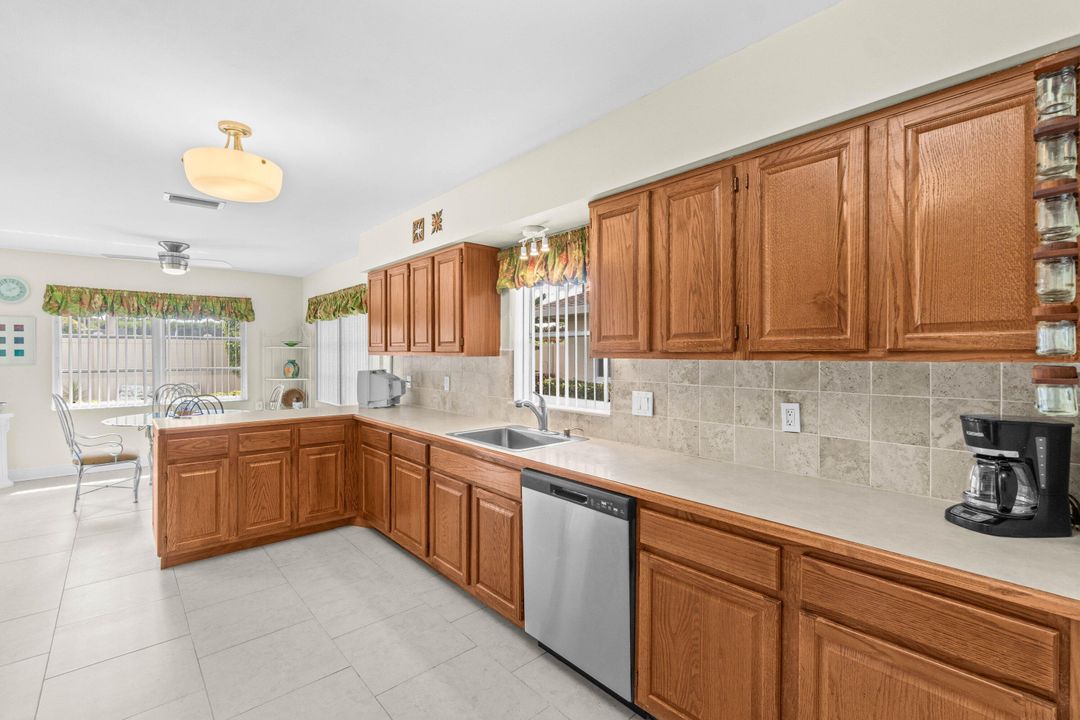 合同活跃: $3,200 (3 贝兹, 2 浴室, 2340 平方英尺)