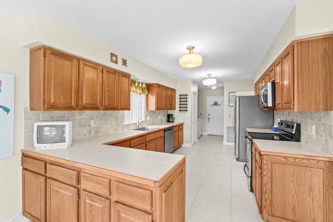 合同活跃: $3,200 (3 贝兹, 2 浴室, 2340 平方英尺)