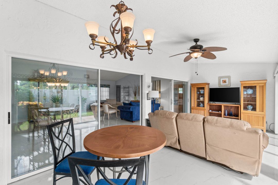 合同活跃: $3,200 (3 贝兹, 2 浴室, 2340 平方英尺)