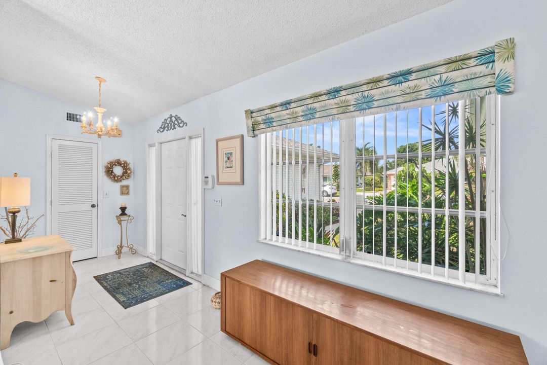 合同活跃: $3,200 (3 贝兹, 2 浴室, 2340 平方英尺)