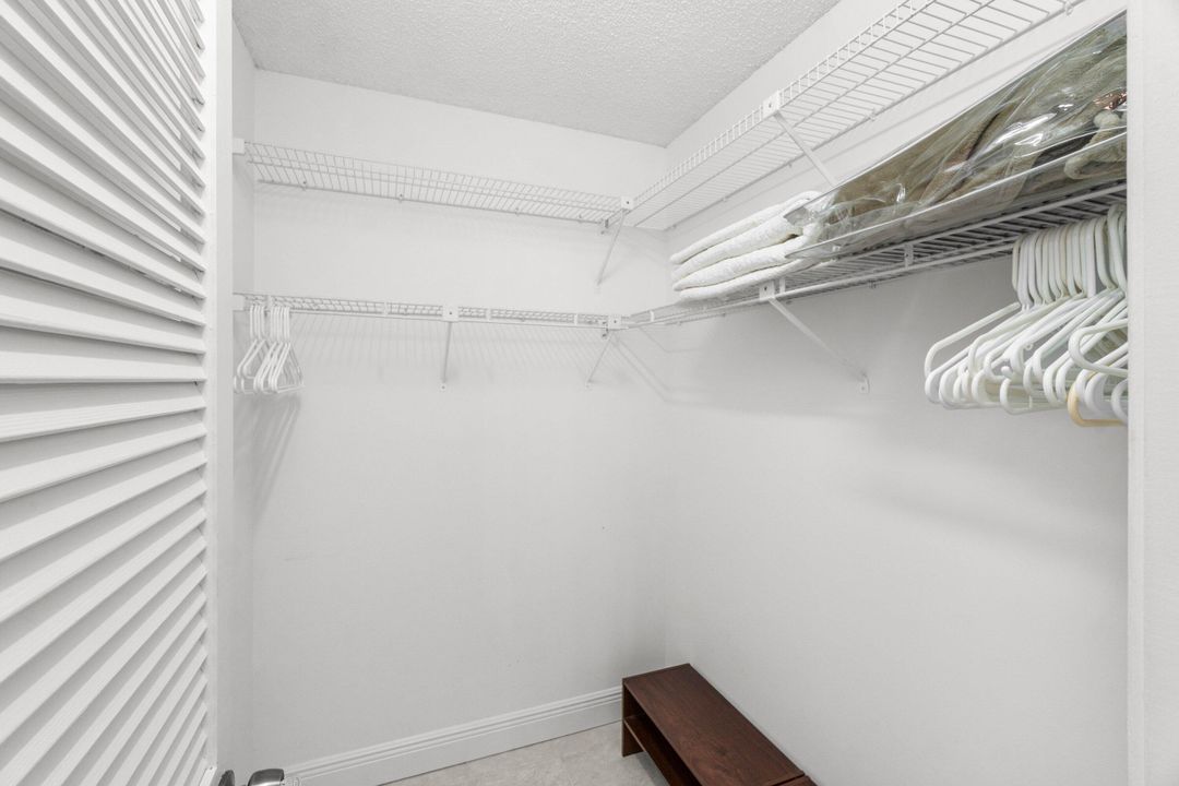 合同活跃: $3,200 (3 贝兹, 2 浴室, 2340 平方英尺)