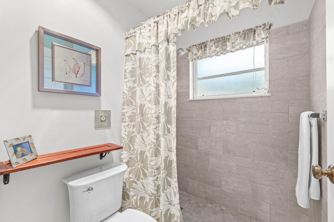 合同活跃: $3,200 (3 贝兹, 2 浴室, 2340 平方英尺)