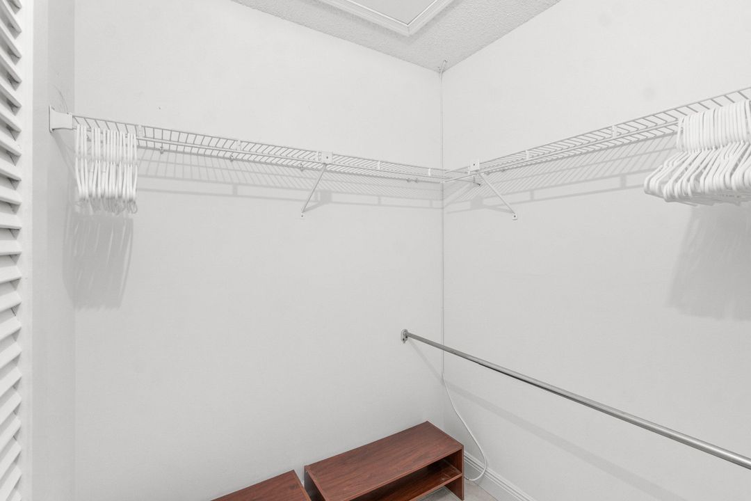 合同活跃: $3,200 (3 贝兹, 2 浴室, 2340 平方英尺)