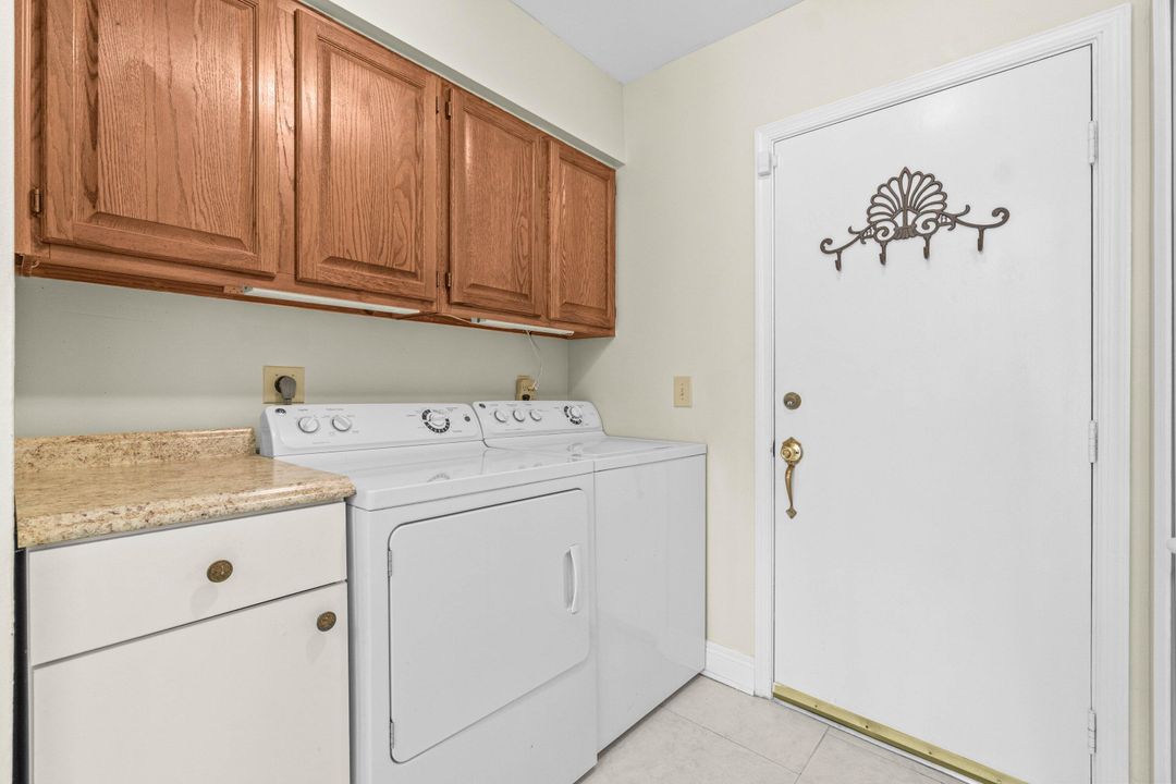 合同活跃: $3,200 (3 贝兹, 2 浴室, 2340 平方英尺)