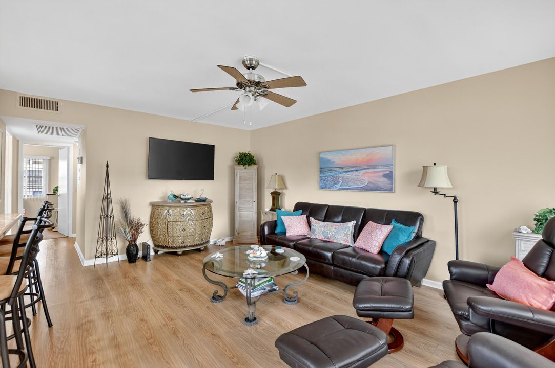 For Sale: $159,900 (2 beds, 1 baths, 819 Square Feet)