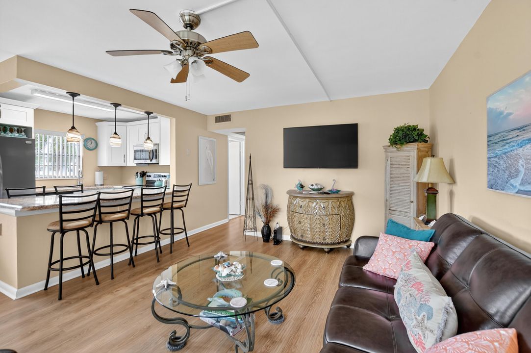 For Sale: $159,900 (2 beds, 1 baths, 819 Square Feet)