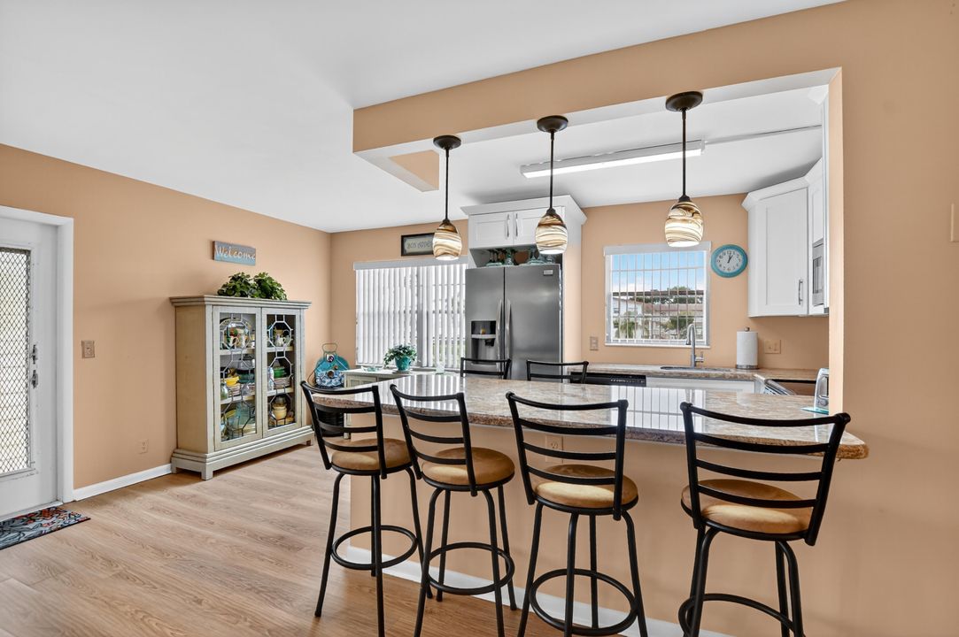 For Sale: $159,900 (2 beds, 1 baths, 819 Square Feet)