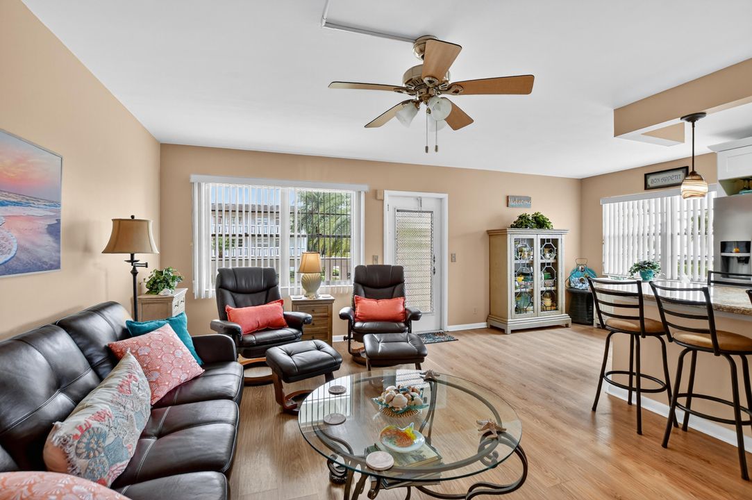 For Sale: $159,900 (2 beds, 1 baths, 819 Square Feet)