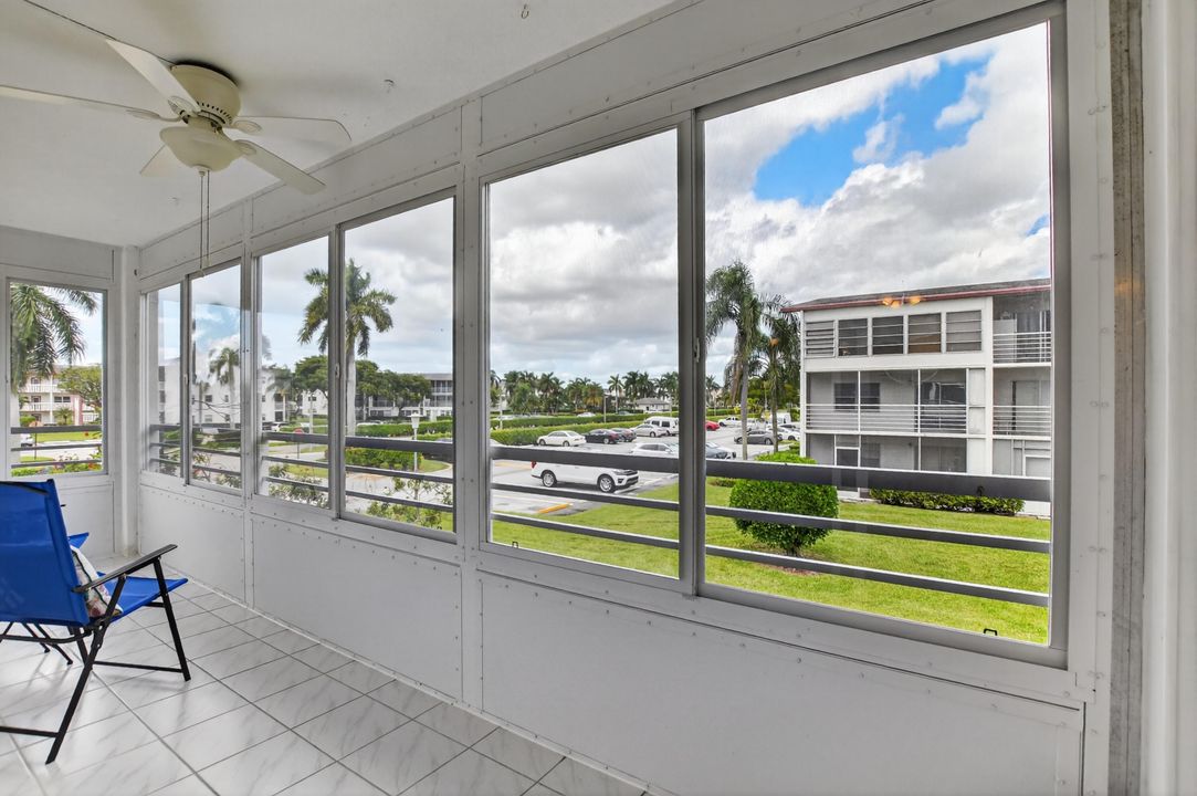 For Sale: $159,900 (2 beds, 1 baths, 819 Square Feet)