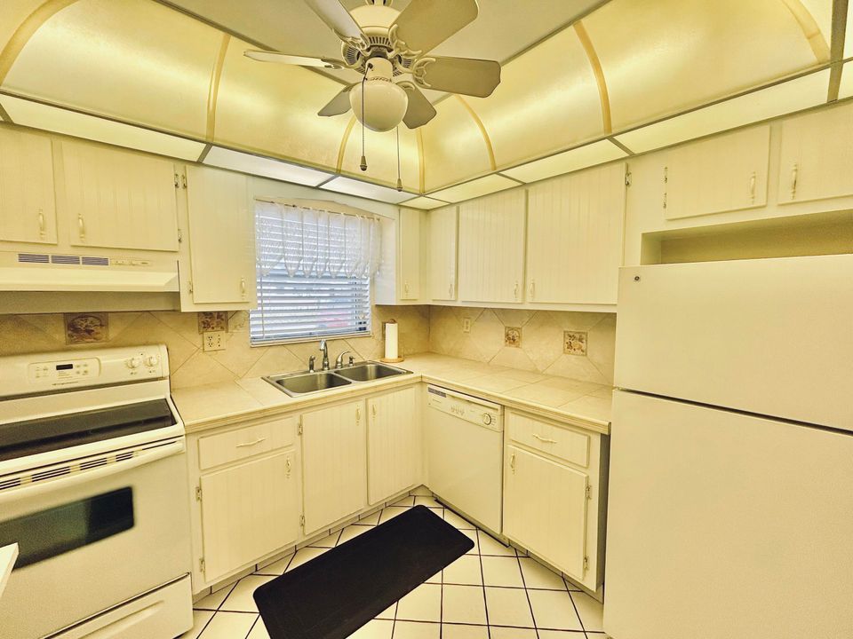 For Sale: $110,000 (2 beds, 2 baths, 910 Square Feet)