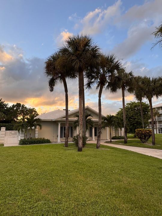 For Rent: $2,200 (2 beds, 2 baths, 1348 Square Feet)