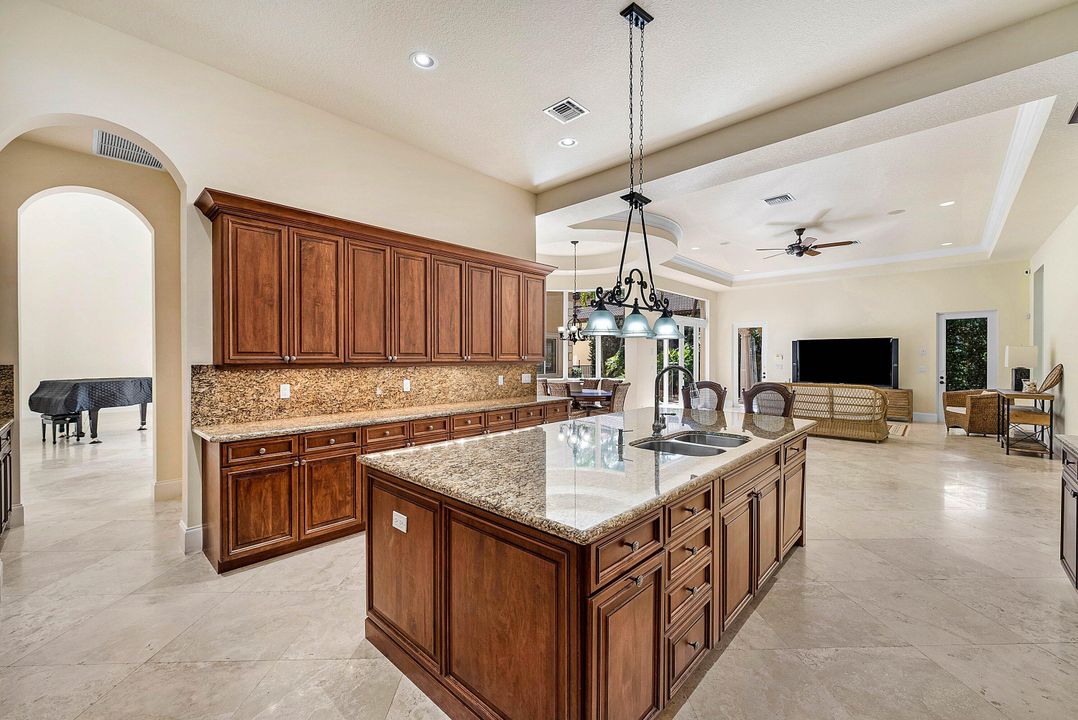 合同活跃: $2,650,000 (5 贝兹, 5 浴室, 6385 平方英尺)