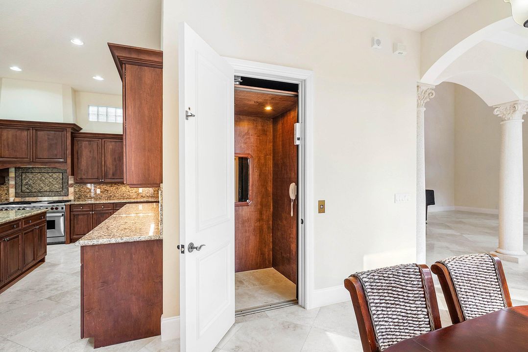 合同活跃: $2,650,000 (5 贝兹, 5 浴室, 6385 平方英尺)