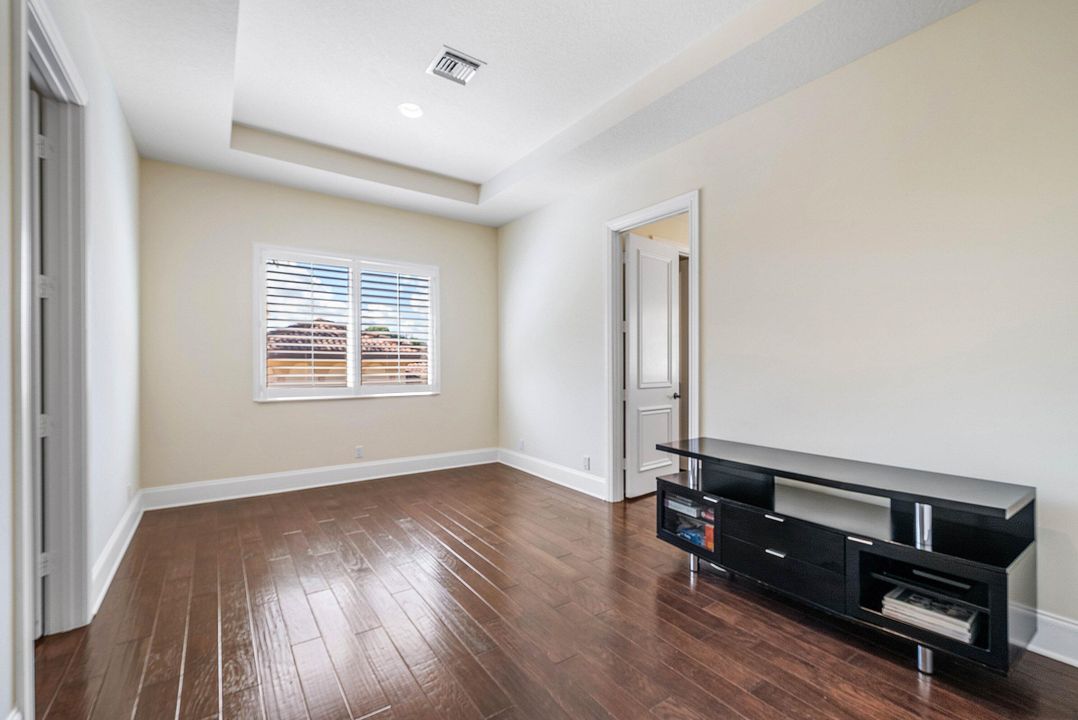 合同活跃: $2,650,000 (5 贝兹, 5 浴室, 6385 平方英尺)