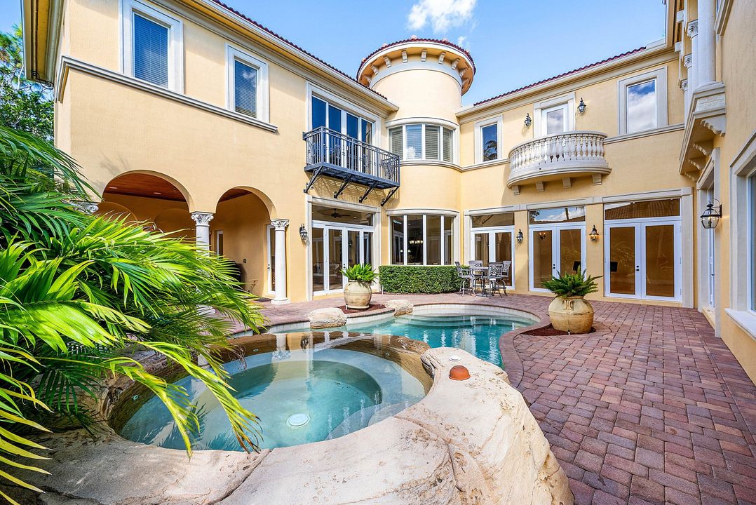 合同活跃: $2,650,000 (5 贝兹, 5 浴室, 6385 平方英尺)