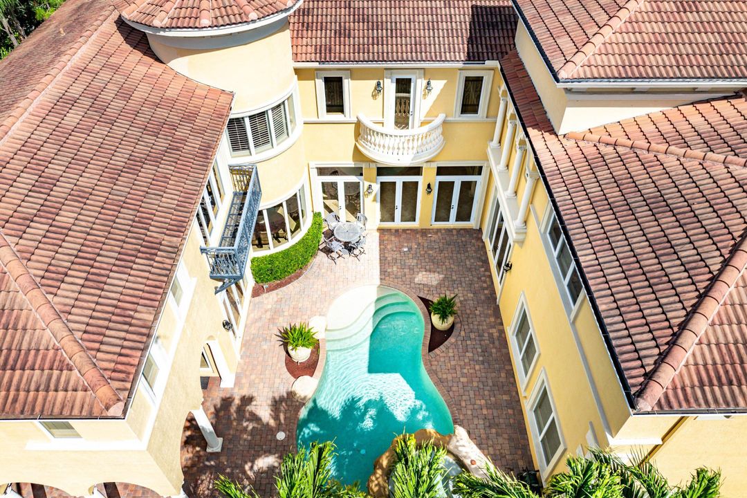 合同活跃: $2,650,000 (5 贝兹, 5 浴室, 6385 平方英尺)