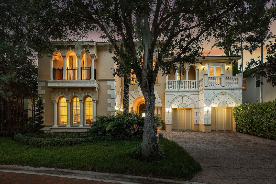 合同活跃: $2,650,000 (5 贝兹, 5 浴室, 6385 平方英尺)