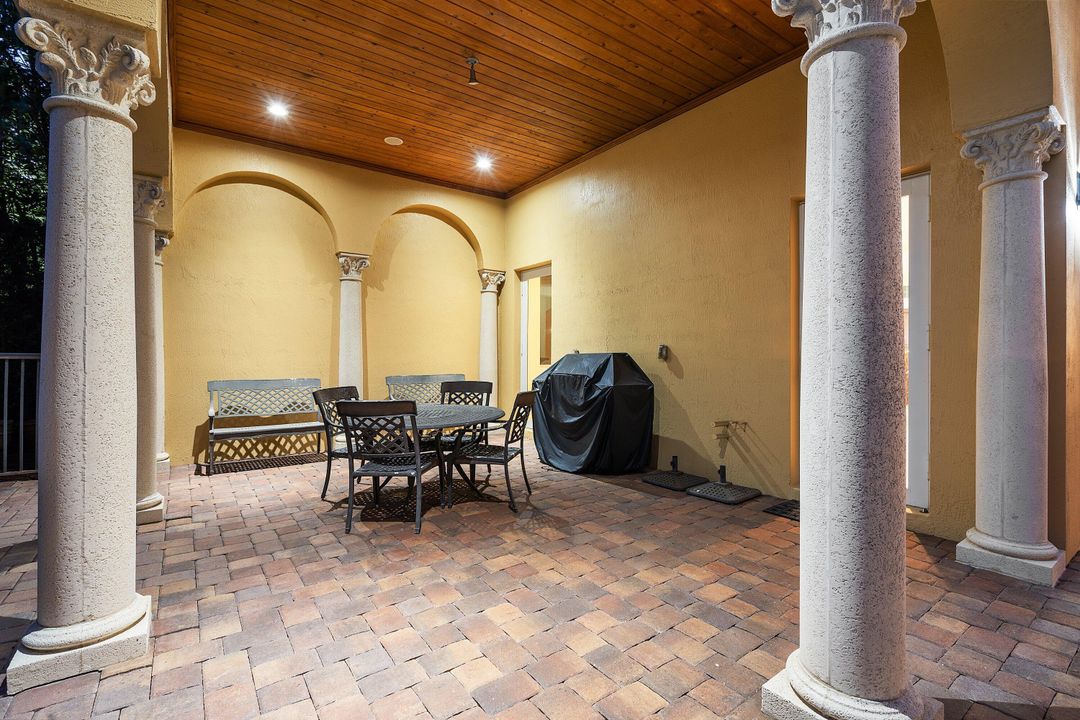 合同活跃: $2,650,000 (5 贝兹, 5 浴室, 6385 平方英尺)