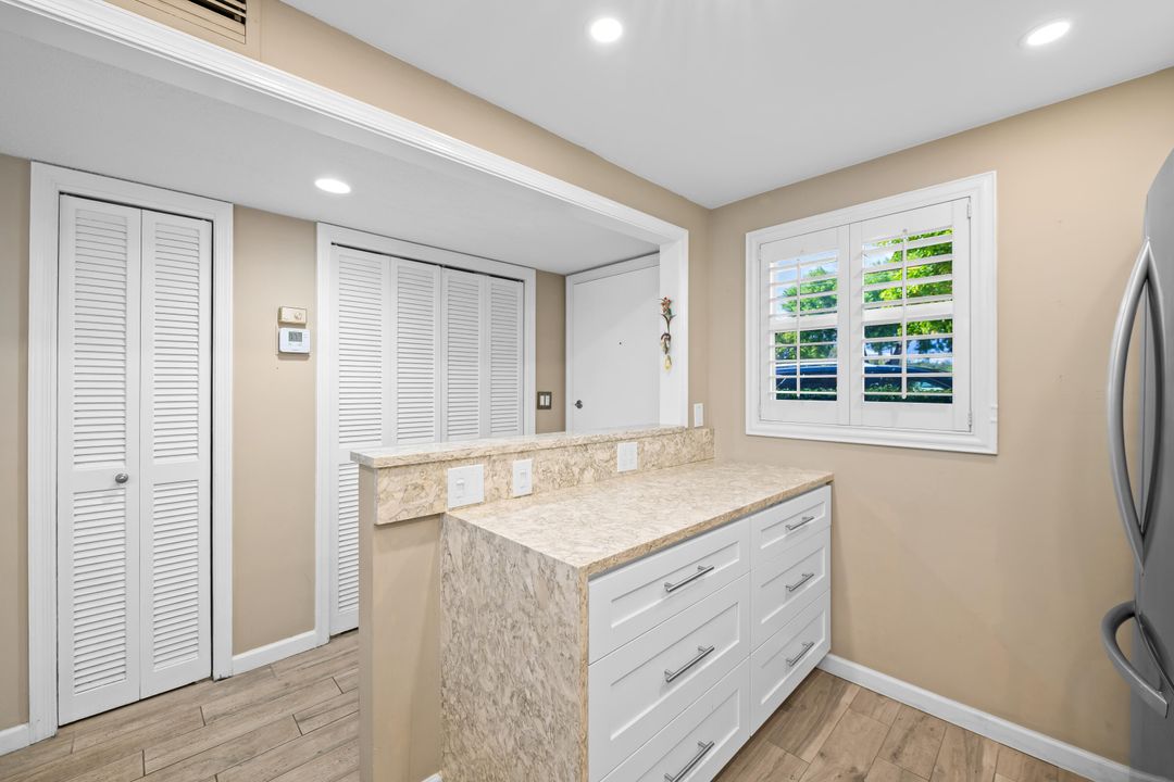 For Sale: $395,000 (2 beds, 2 baths, 988 Square Feet)