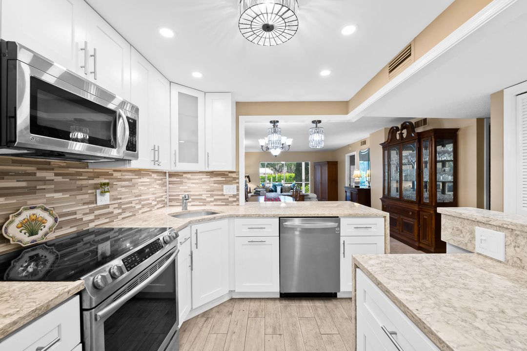 For Sale: $395,000 (2 beds, 2 baths, 988 Square Feet)