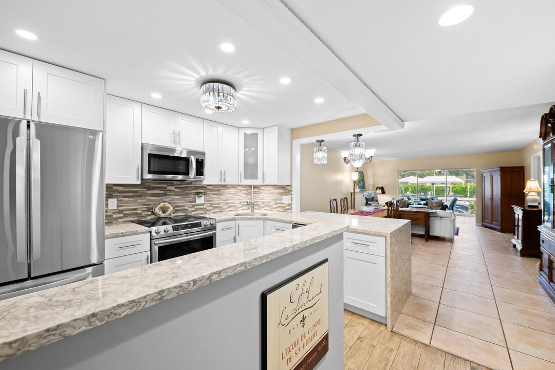 For Sale: $395,000 (2 beds, 2 baths, 988 Square Feet)