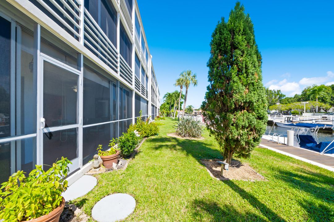 For Sale: $395,000 (2 beds, 2 baths, 988 Square Feet)