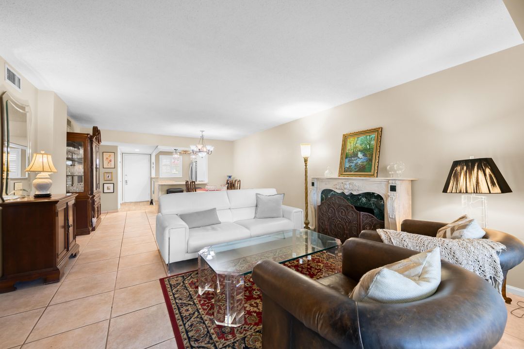 For Sale: $395,000 (2 beds, 2 baths, 988 Square Feet)