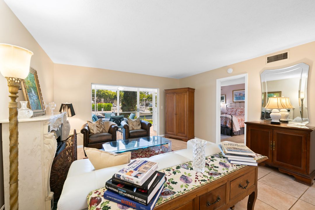 For Sale: $395,000 (2 beds, 2 baths, 988 Square Feet)