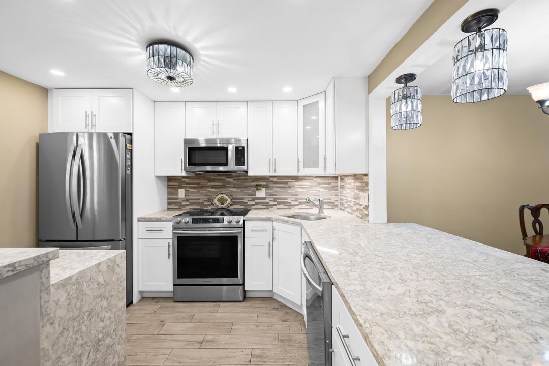 For Sale: $395,000 (2 beds, 2 baths, 988 Square Feet)