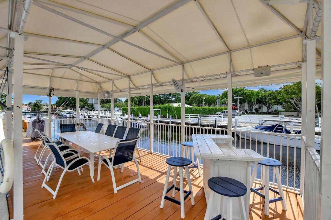 For Sale: $395,000 (2 beds, 2 baths, 988 Square Feet)