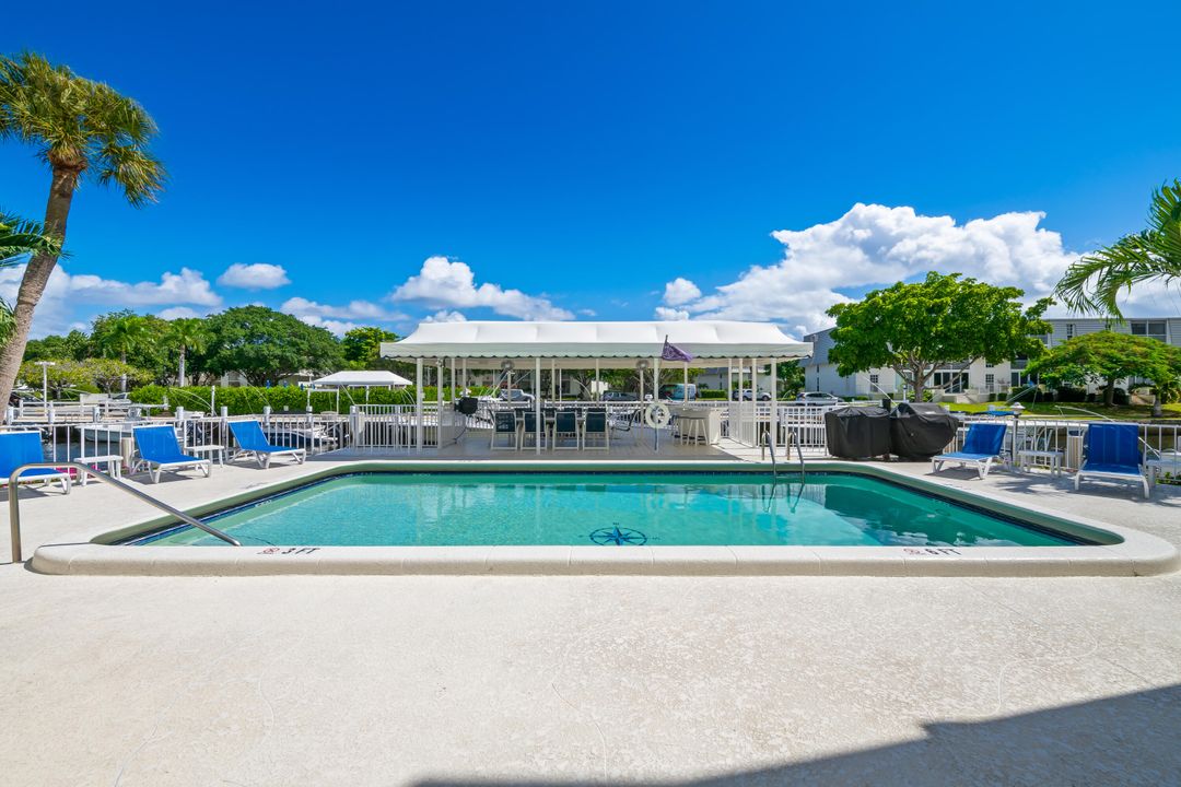 For Sale: $395,000 (2 beds, 2 baths, 988 Square Feet)