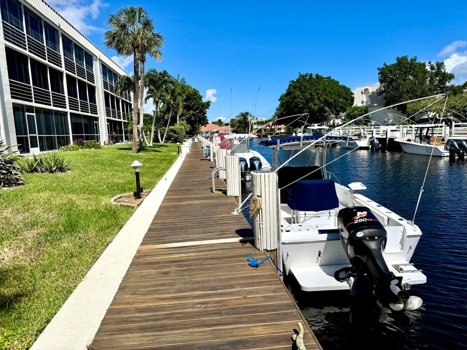 For Sale: $395,000 (2 beds, 2 baths, 988 Square Feet)