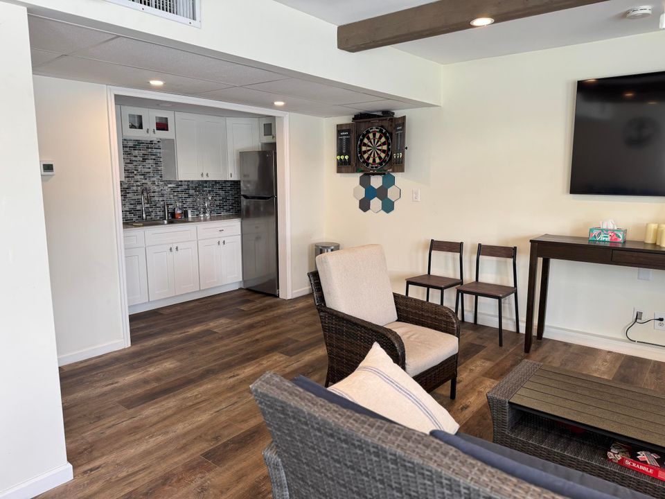 For Sale: $395,000 (2 beds, 2 baths, 988 Square Feet)