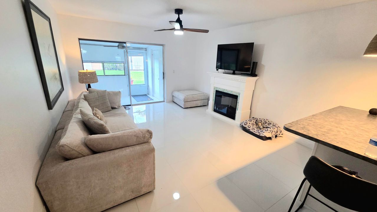 For Sale: $139,000 (1 beds, 1 baths, 662 Square Feet)