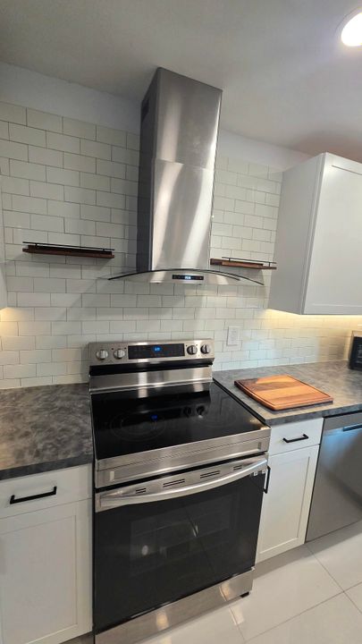 For Sale: $139,000 (1 beds, 1 baths, 662 Square Feet)