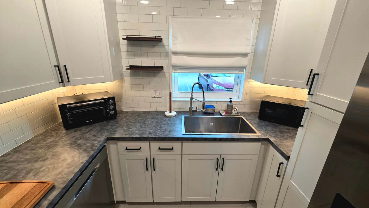 For Sale: $139,000 (1 beds, 1 baths, 662 Square Feet)