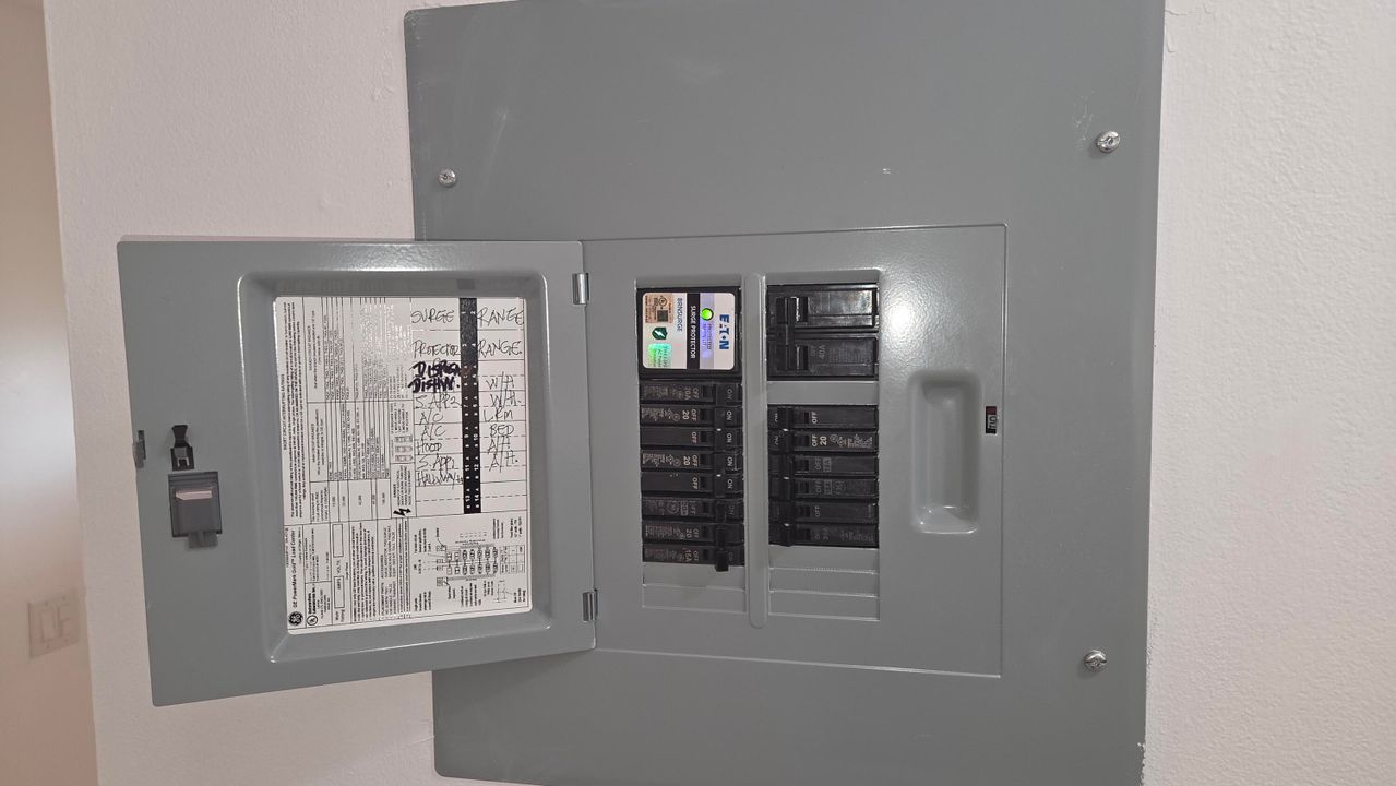 For Sale: $139,000 (1 beds, 1 baths, 662 Square Feet)