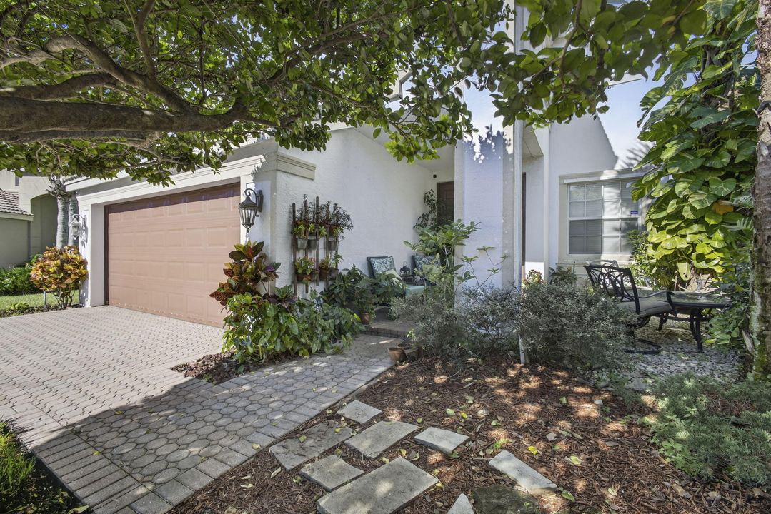 Active With Contract: $679,000 (5 beds, 2 baths, 2888 Square Feet)