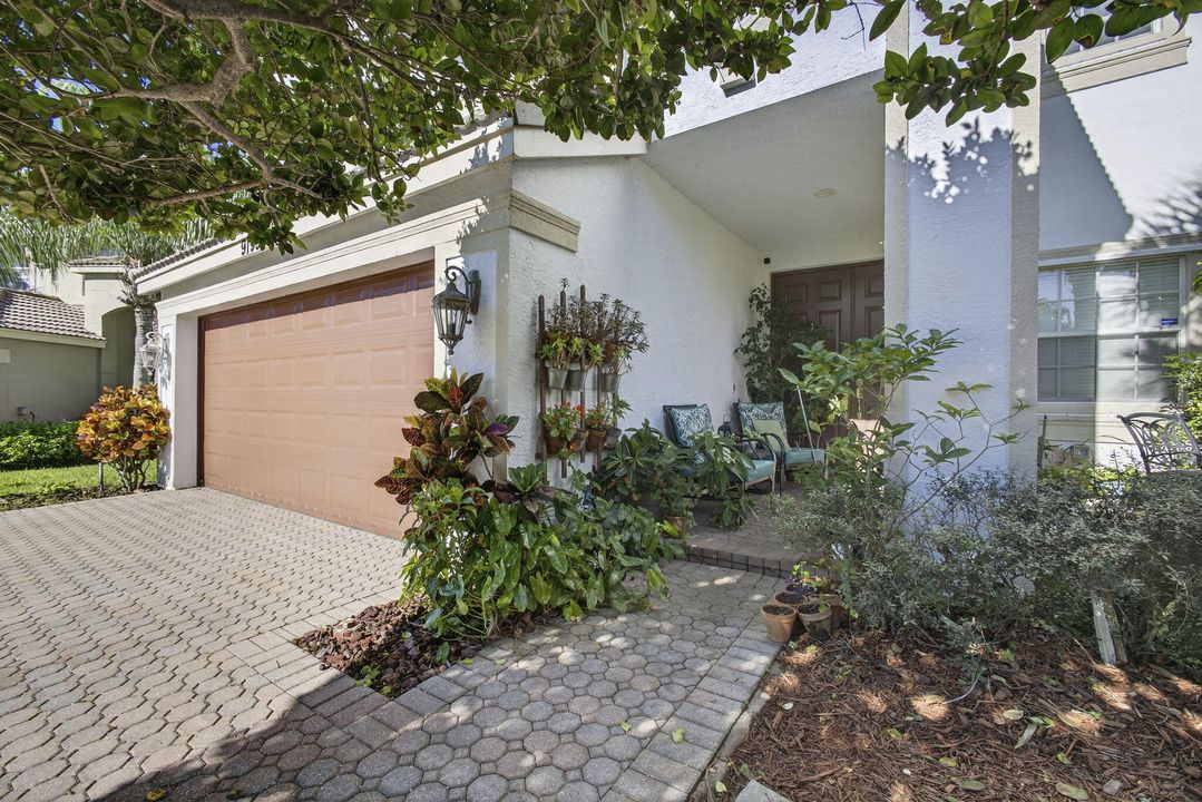 Active With Contract: $679,000 (5 beds, 2 baths, 2888 Square Feet)