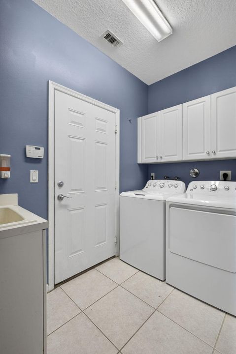 Active With Contract: $679,000 (5 beds, 2 baths, 2888 Square Feet)