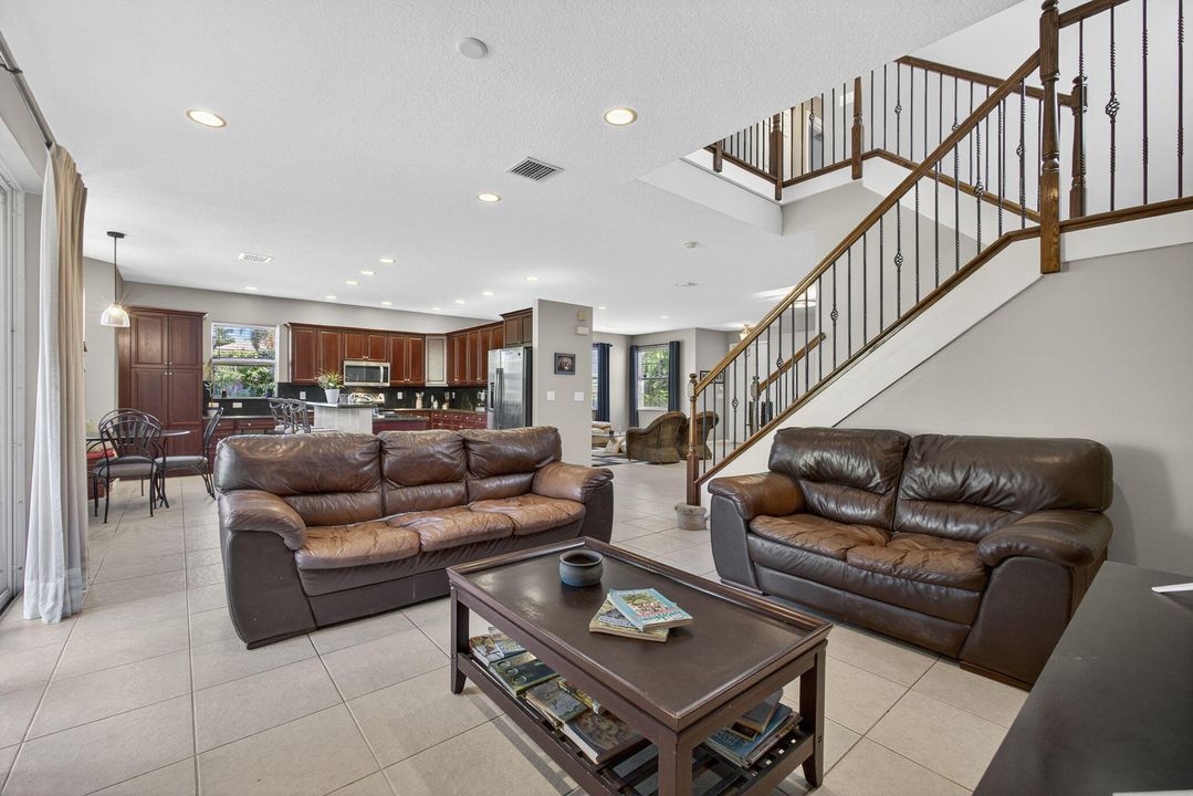 Active With Contract: $679,000 (5 beds, 2 baths, 2888 Square Feet)