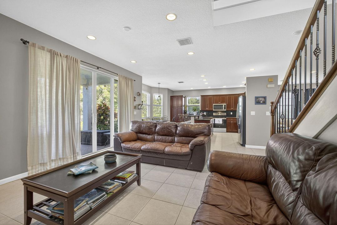 Active With Contract: $679,000 (5 beds, 2 baths, 2888 Square Feet)