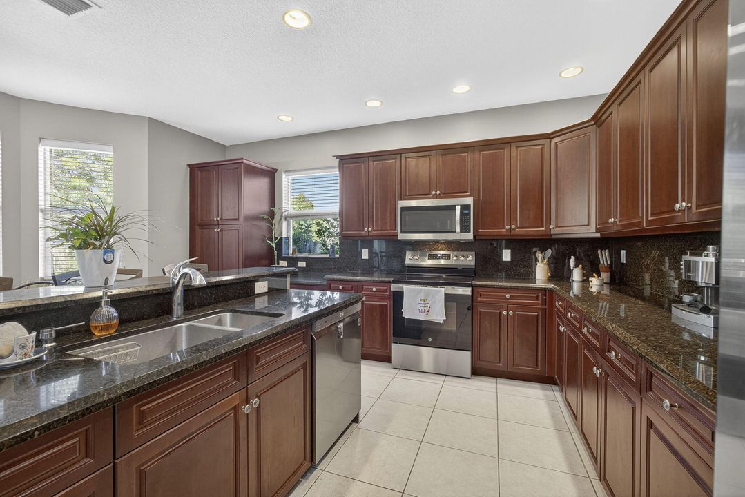 Active With Contract: $679,000 (5 beds, 2 baths, 2888 Square Feet)