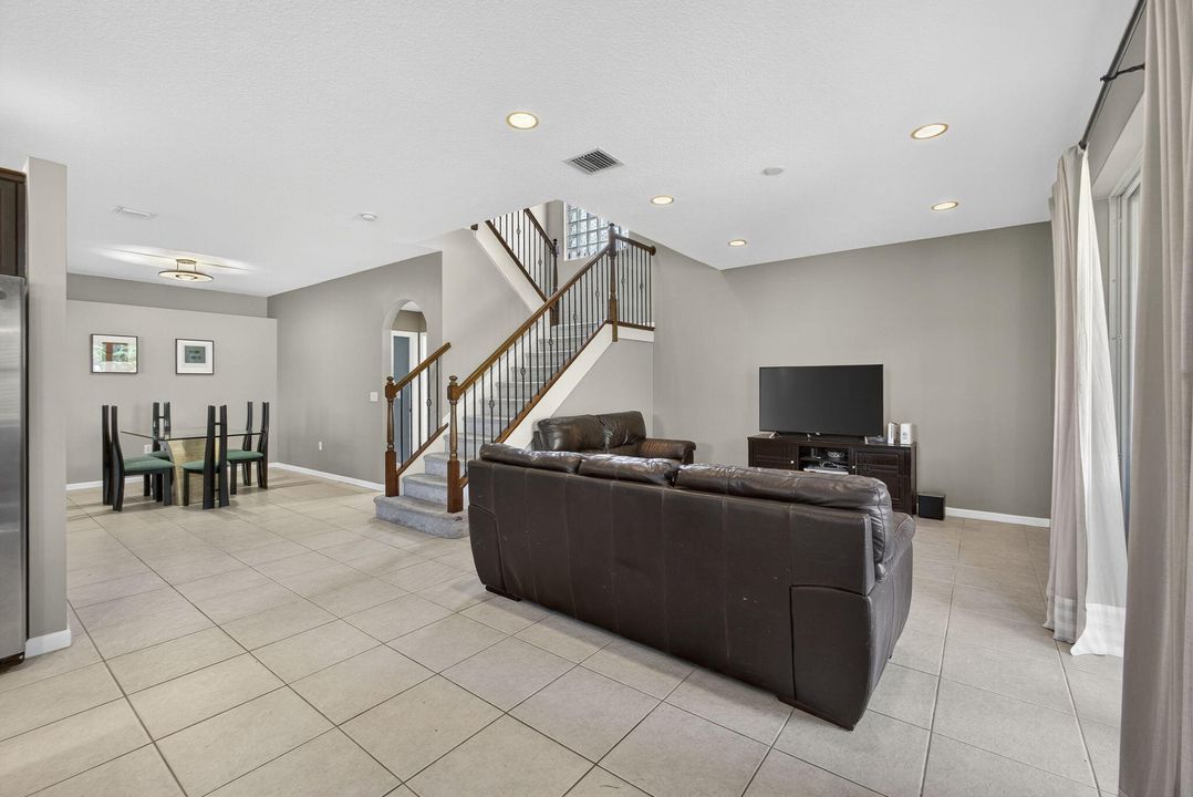 Active With Contract: $679,000 (5 beds, 2 baths, 2888 Square Feet)