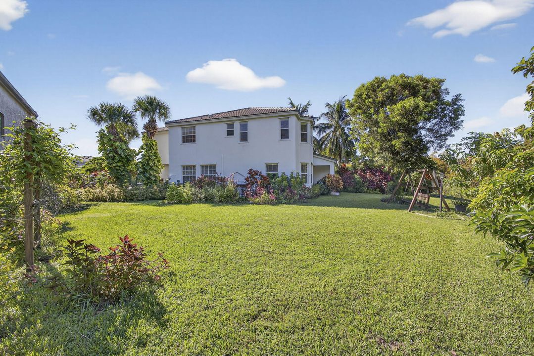 Active With Contract: $679,000 (5 beds, 2 baths, 2888 Square Feet)