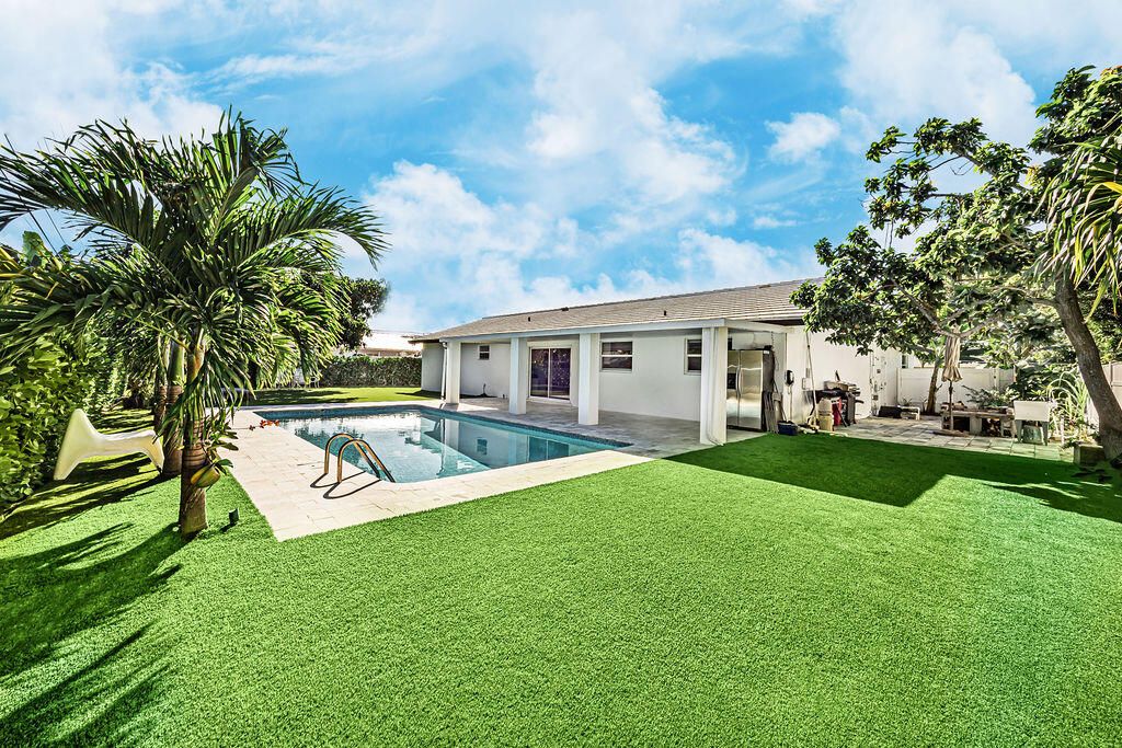 For Sale: $949,000 (4 beds, 3 baths, 1620 Square Feet)