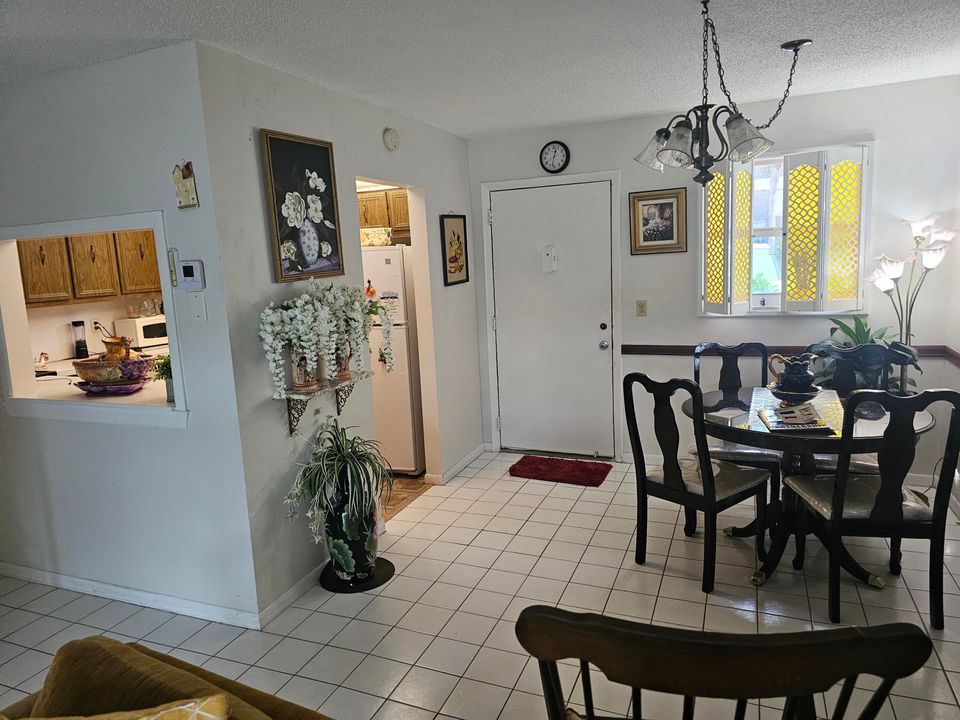 For Sale: $79,900 (1 beds, 1 baths, 901 Square Feet)