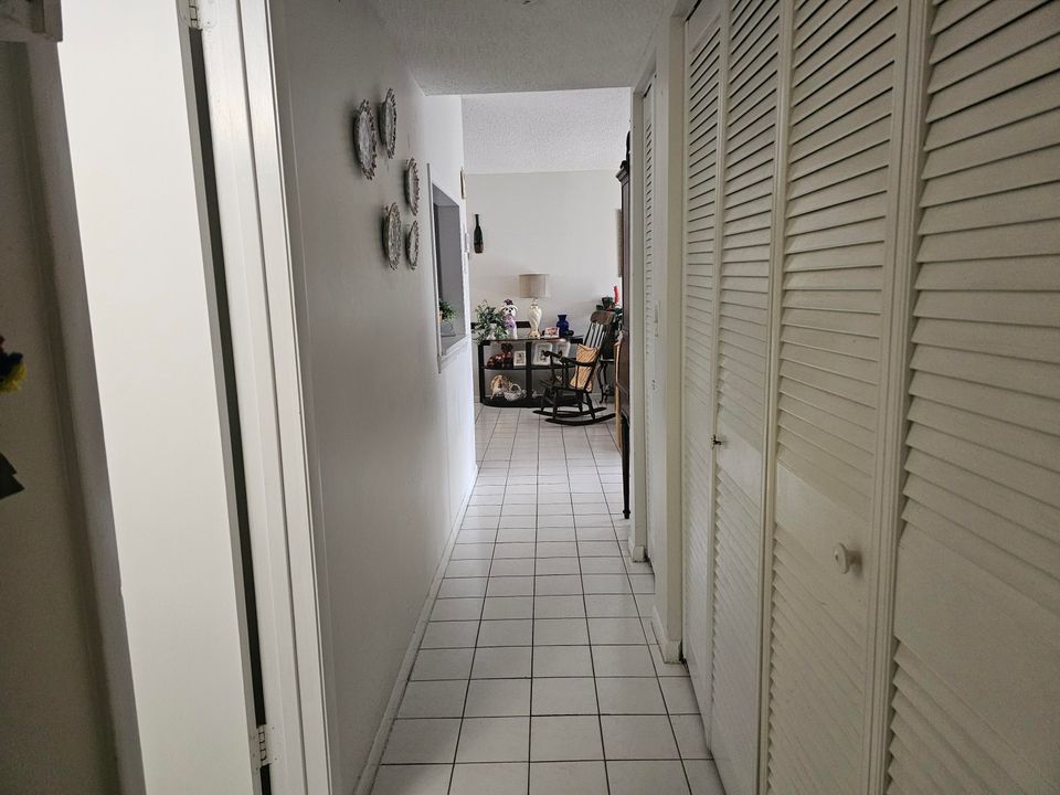 For Sale: $79,900 (1 beds, 1 baths, 901 Square Feet)